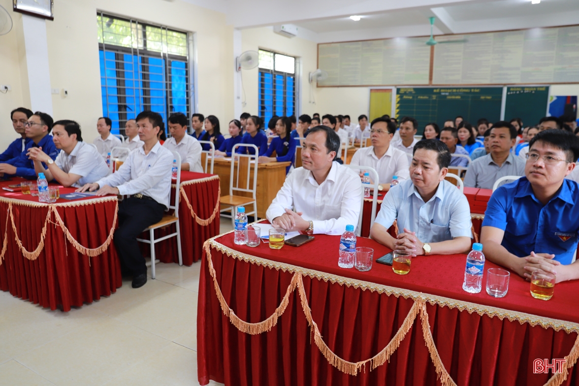 Bí thư Tỉnh ủy dự lễ kết nạp Đảng cho học sinh Trường THPT Lý Chính Thắng