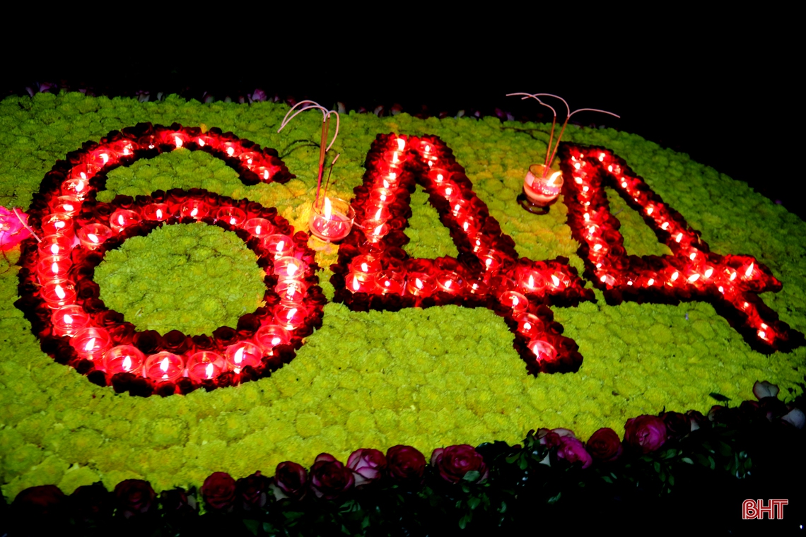 Thả hoa đăng trên sông Vịnh tưởng nhớ ngày mất của Thánh mẫu Bích Châu