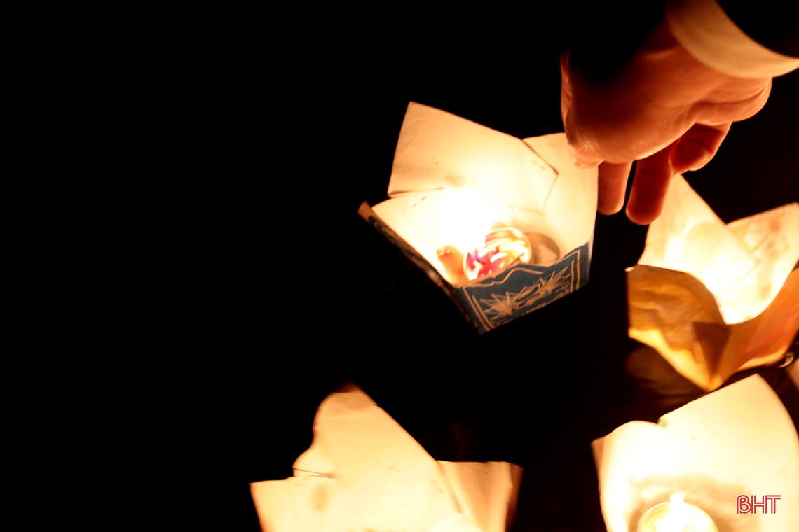 Thả hoa đăng trên sông Vịnh tưởng nhớ ngày mất của Thánh mẫu Bích Châu