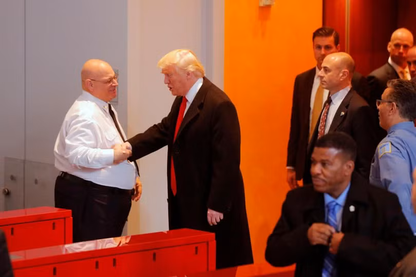 photograph ong trump lan dau gap go bao chi sau dac cu