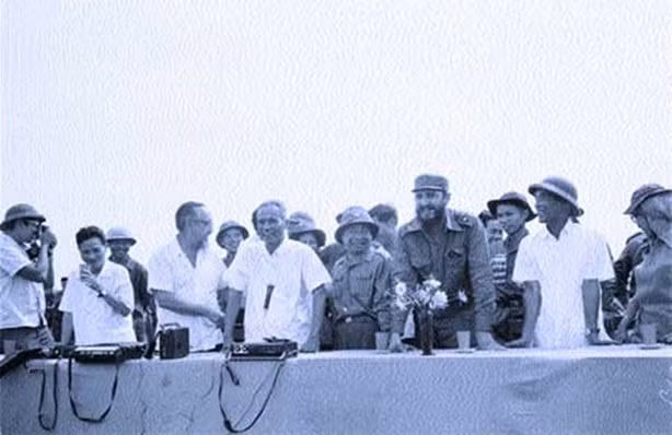 cuoc doi lanh tu cuba fidel castro qua anh