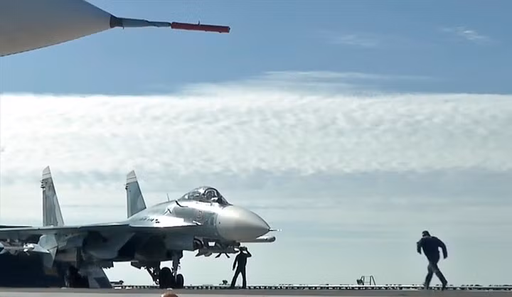 tau chien may bay nga don dap phong ten lua xuong dau is o syria