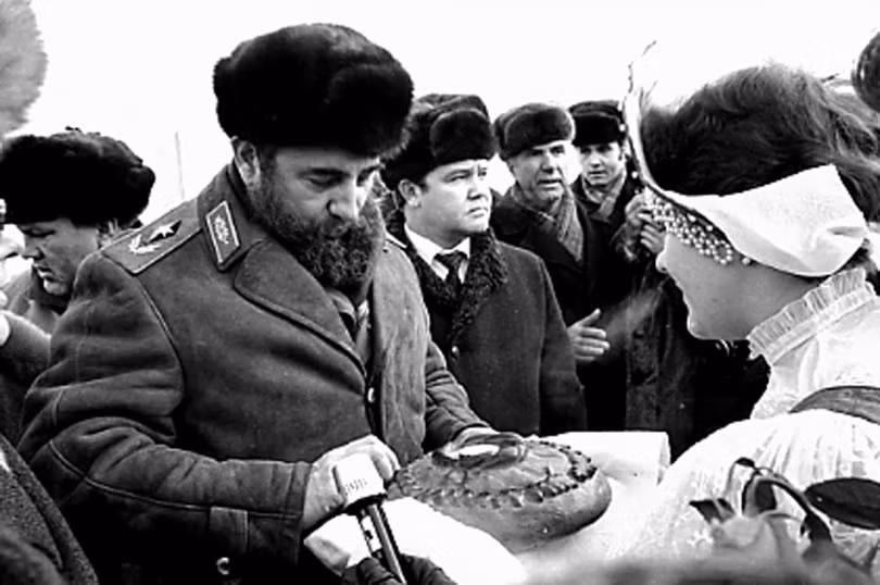 photograph thoi trai tre cua nha cach mang vi dai cuba fidel castro