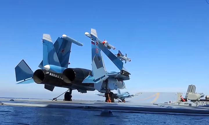tau chien may bay nga don dap phong ten lua xuong dau is o syria