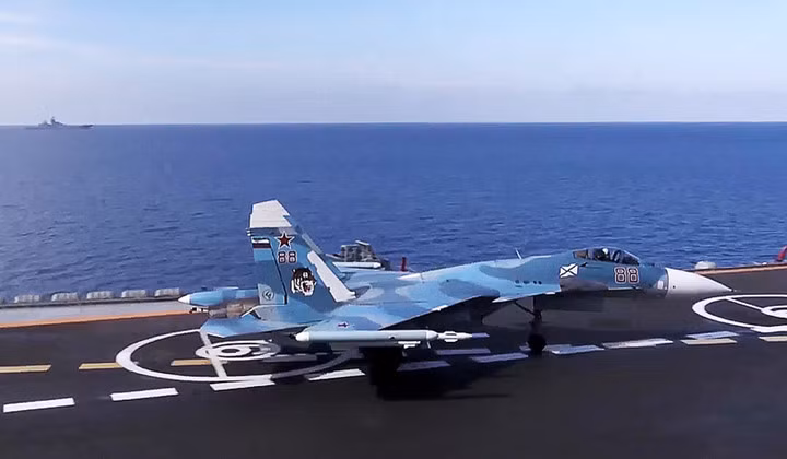 tau chien may bay nga don dap phong ten lua xuong dau is o syria