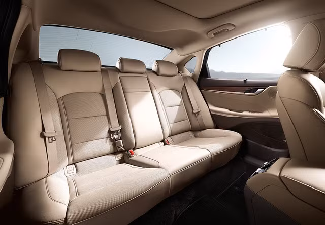 sedan co trung hyundai azera the he moi chinh thuc trinh lang