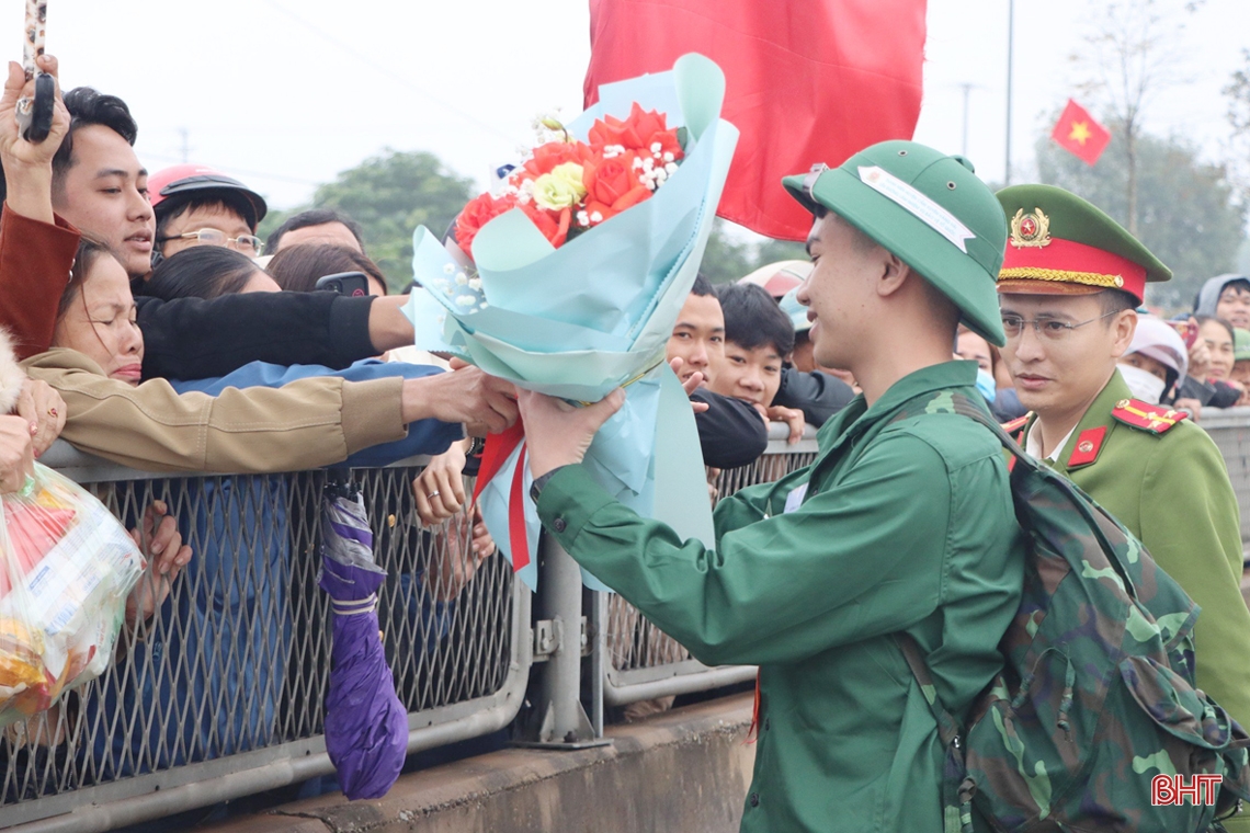 “Anh đi bộ đội sao trên mũ, mãi mãi là sao sáng dẫn đường”