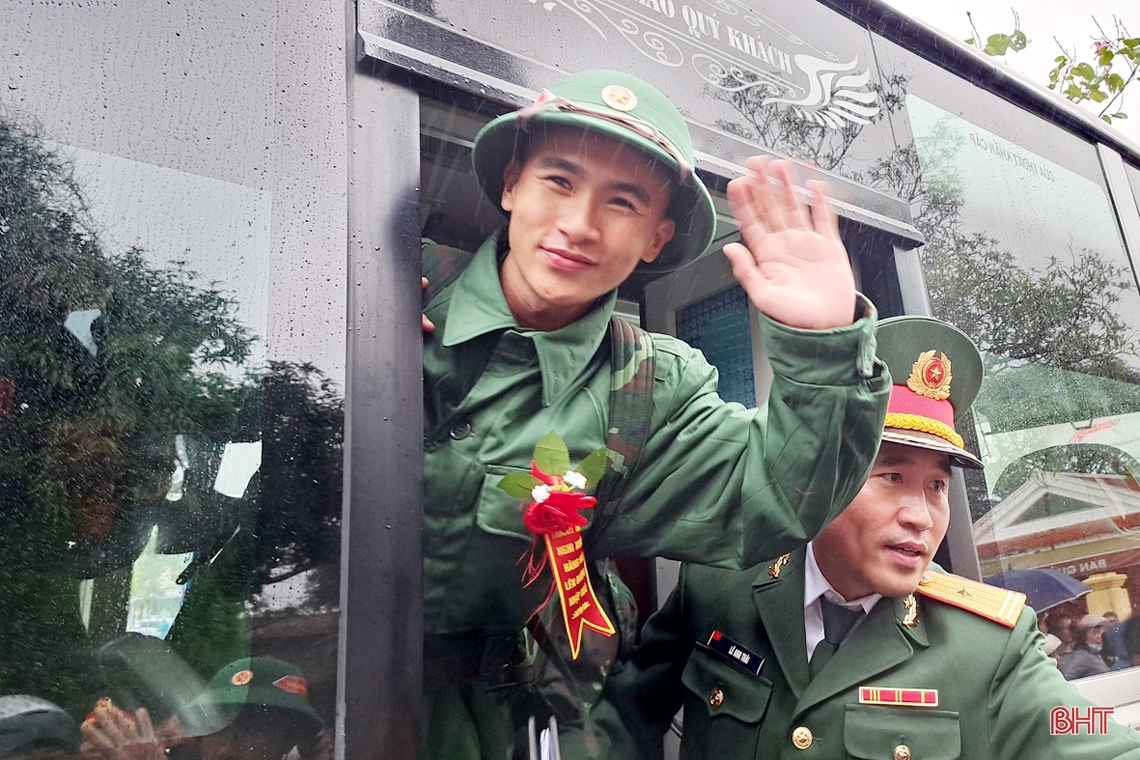 “Anh đi bộ đội sao trên mũ, mãi mãi là sao sáng dẫn đường”