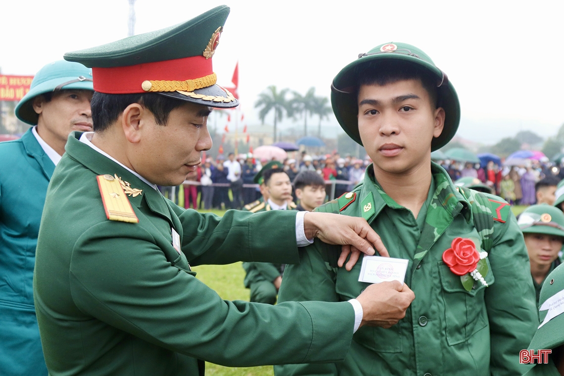 “Anh đi bộ đội sao trên mũ, mãi mãi là sao sáng dẫn đường”