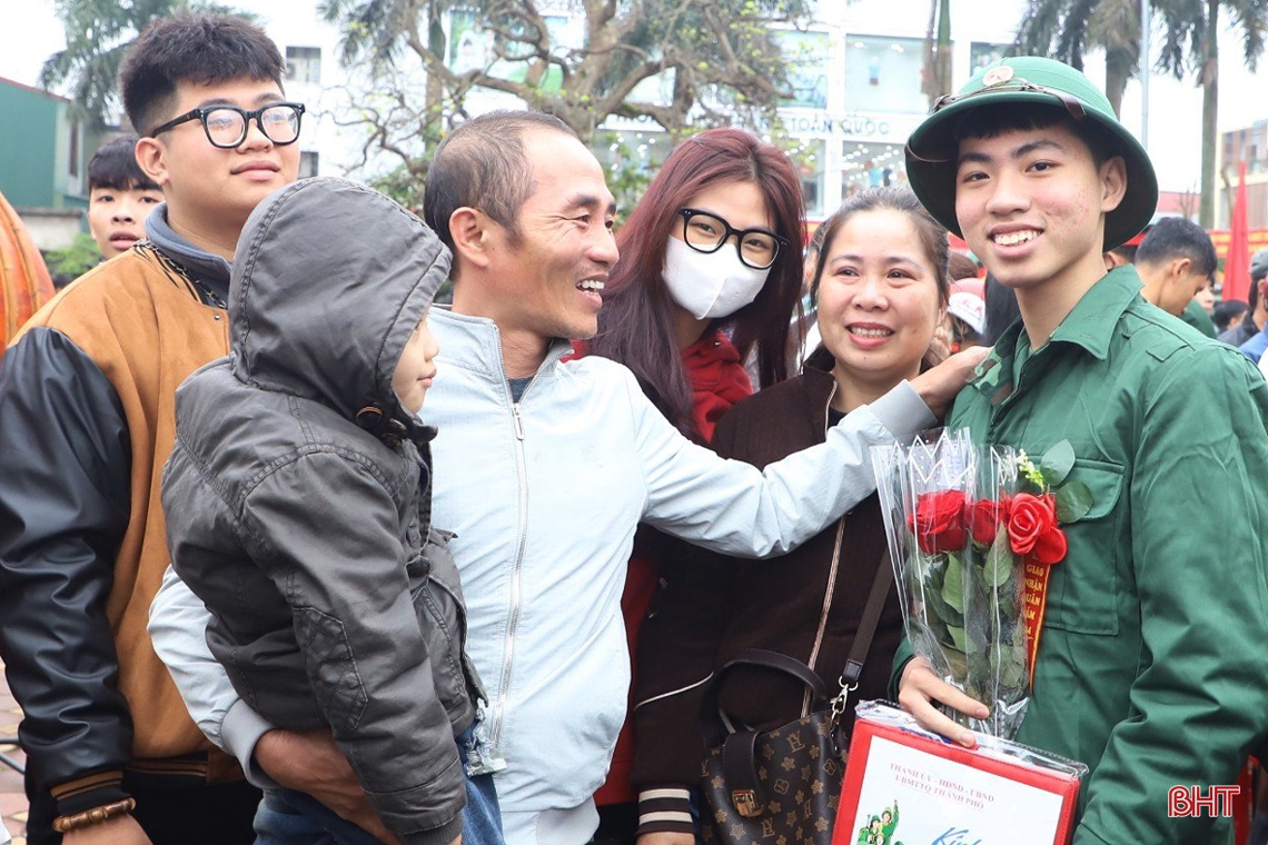 “Anh đi bộ đội sao trên mũ, mãi mãi là sao sáng dẫn đường”