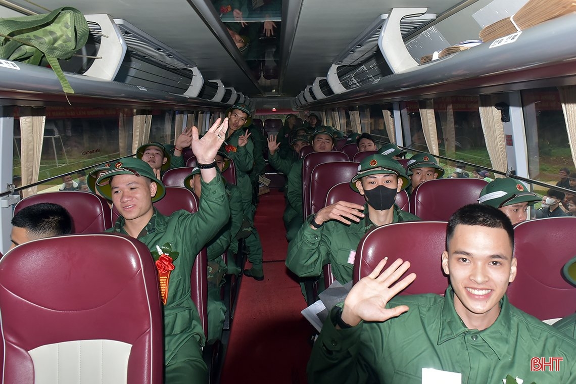 “Anh đi bộ đội sao trên mũ, mãi mãi là sao sáng dẫn đường”