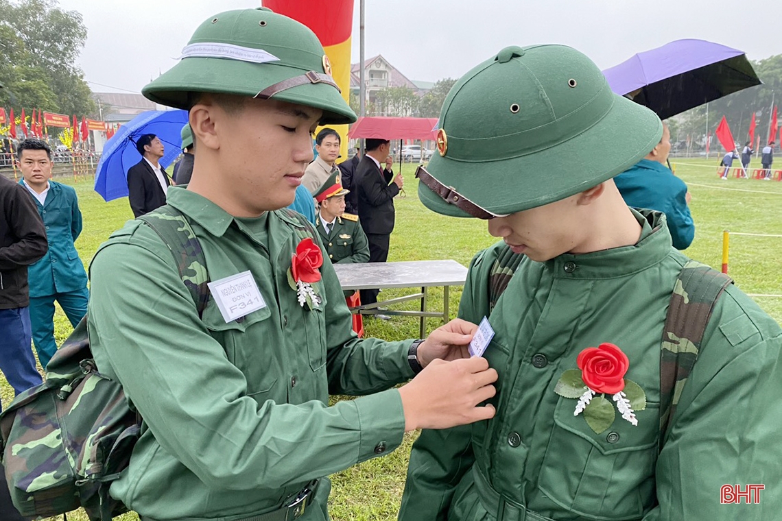 “Anh đi bộ đội sao trên mũ, mãi mãi là sao sáng dẫn đường”