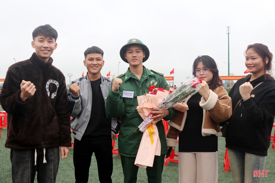 “Anh đi bộ đội sao trên mũ, mãi mãi là sao sáng dẫn đường”