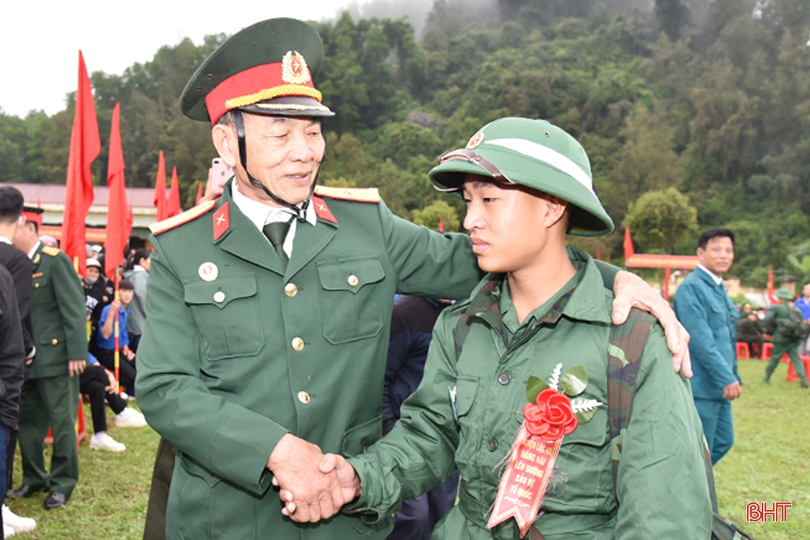 “Anh đi bộ đội sao trên mũ, mãi mãi là sao sáng dẫn đường”