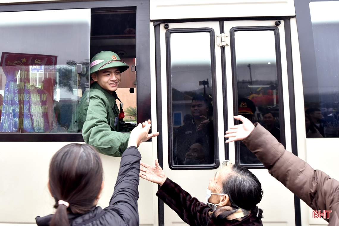 “Anh đi bộ đội sao trên mũ, mãi mãi là sao sáng dẫn đường”