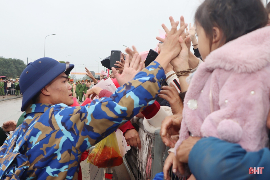 “Anh đi bộ đội sao trên mũ, mãi mãi là sao sáng dẫn đường”