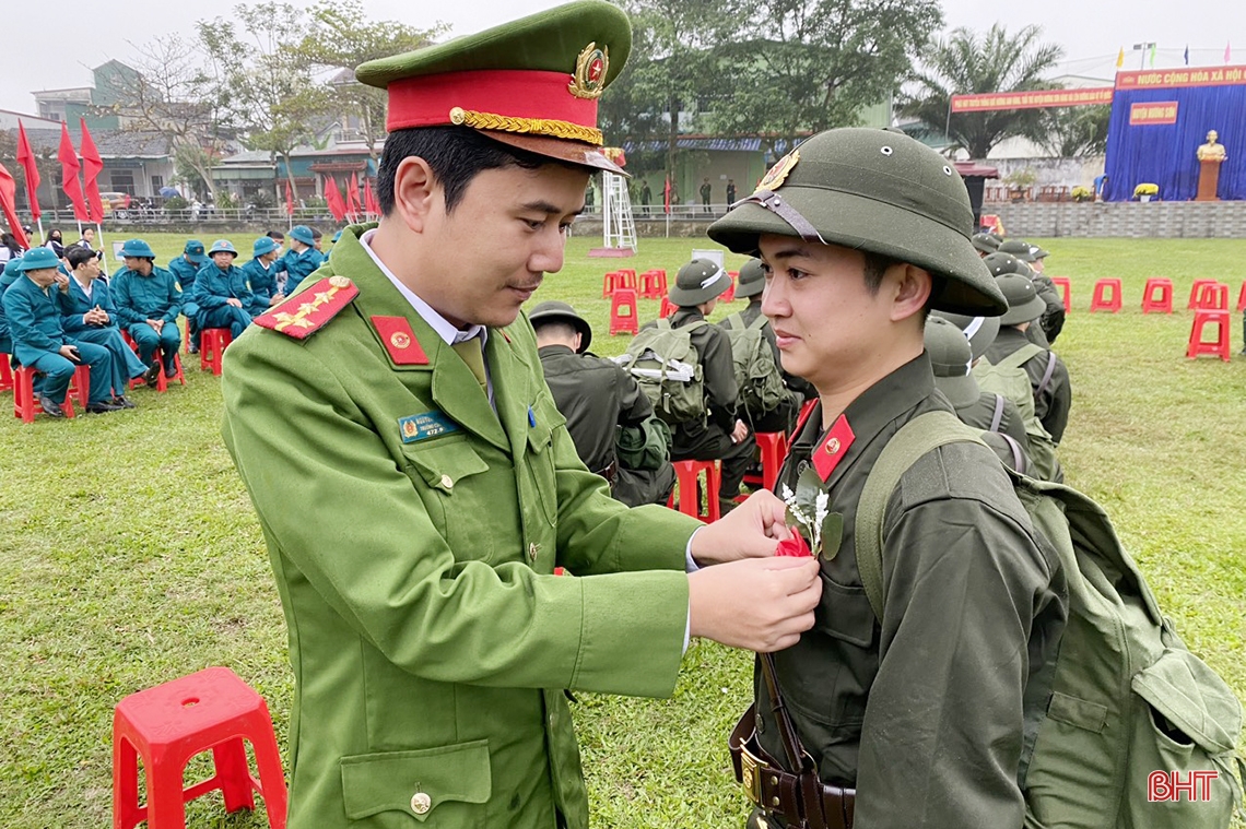 “Anh đi bộ đội sao trên mũ, mãi mãi là sao sáng dẫn đường”