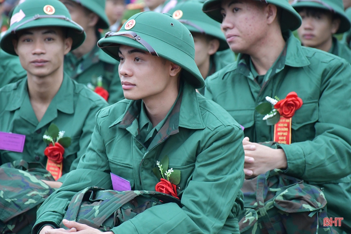 “Anh đi bộ đội sao trên mũ, mãi mãi là sao sáng dẫn đường”