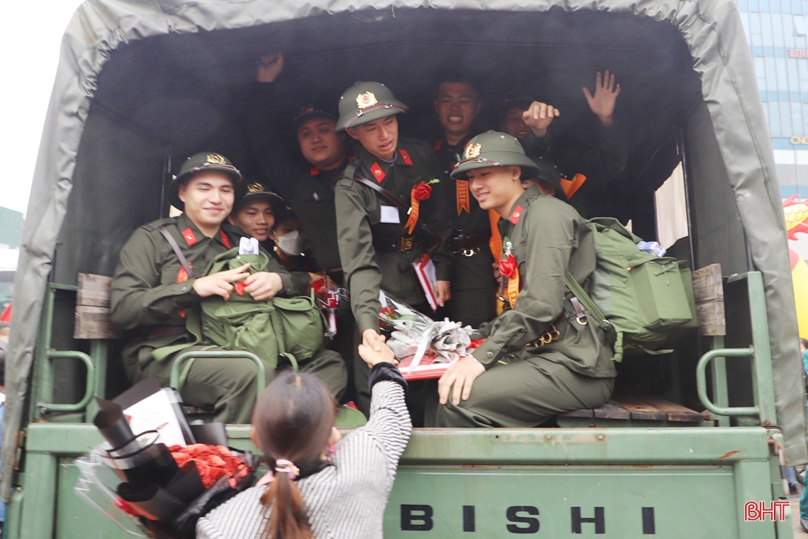 “Anh đi bộ đội sao trên mũ, mãi mãi là sao sáng dẫn đường”