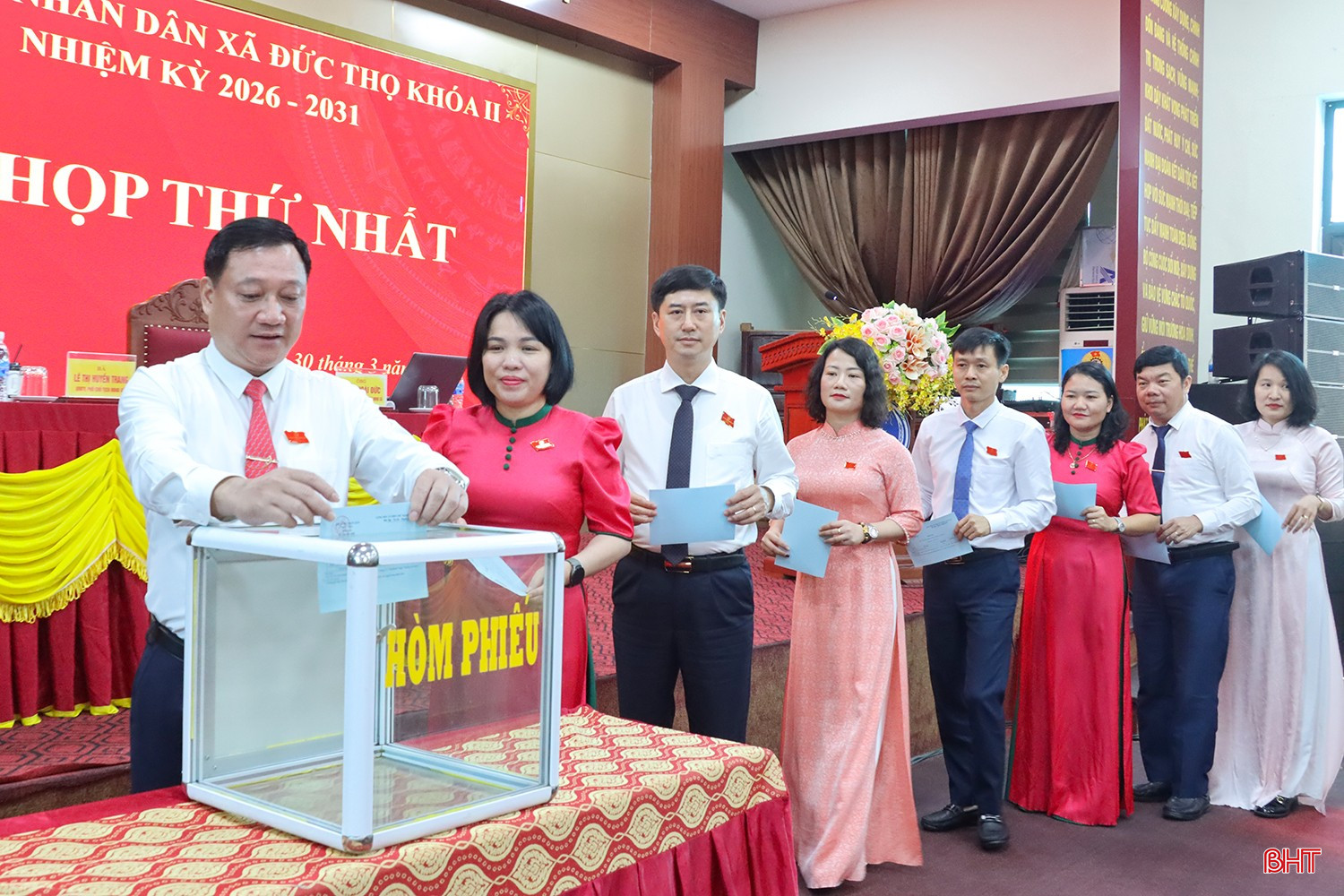 Các đại biểu bỏ phiếu bầu các chức danh.