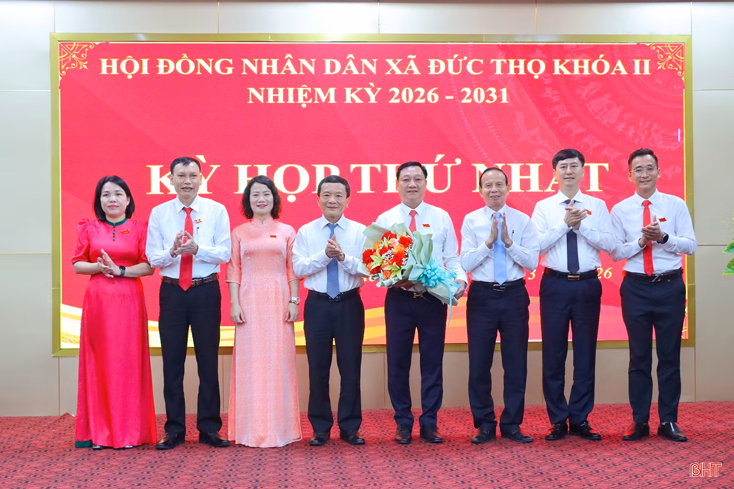 Đại biểu tặng hoa chúc mừng ông Trần Hoài Đức - Chủ tịch HĐND xã Đức Thọ nhiệm kỳ 2026-2031