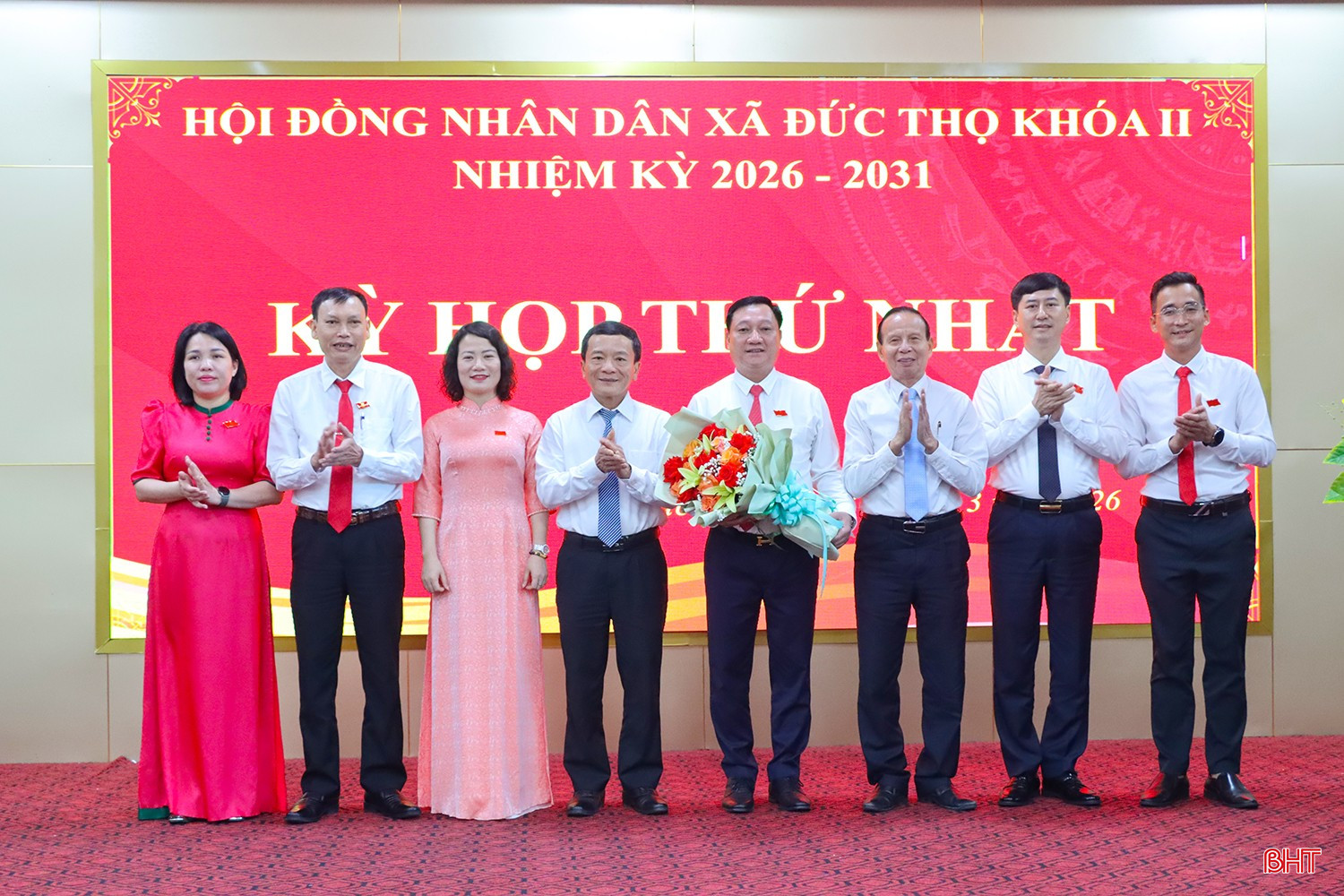 Đại biểu tặng hoa chúc mừng ông Trần Hoài Đức - Chủ tịch HĐND xã Đức Thọ nhiệm kỳ 2026-2031