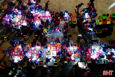 Trải nghiệm nhịp sống "rạng đông" ở cảng cá lớn nhất Hà Tĩnh