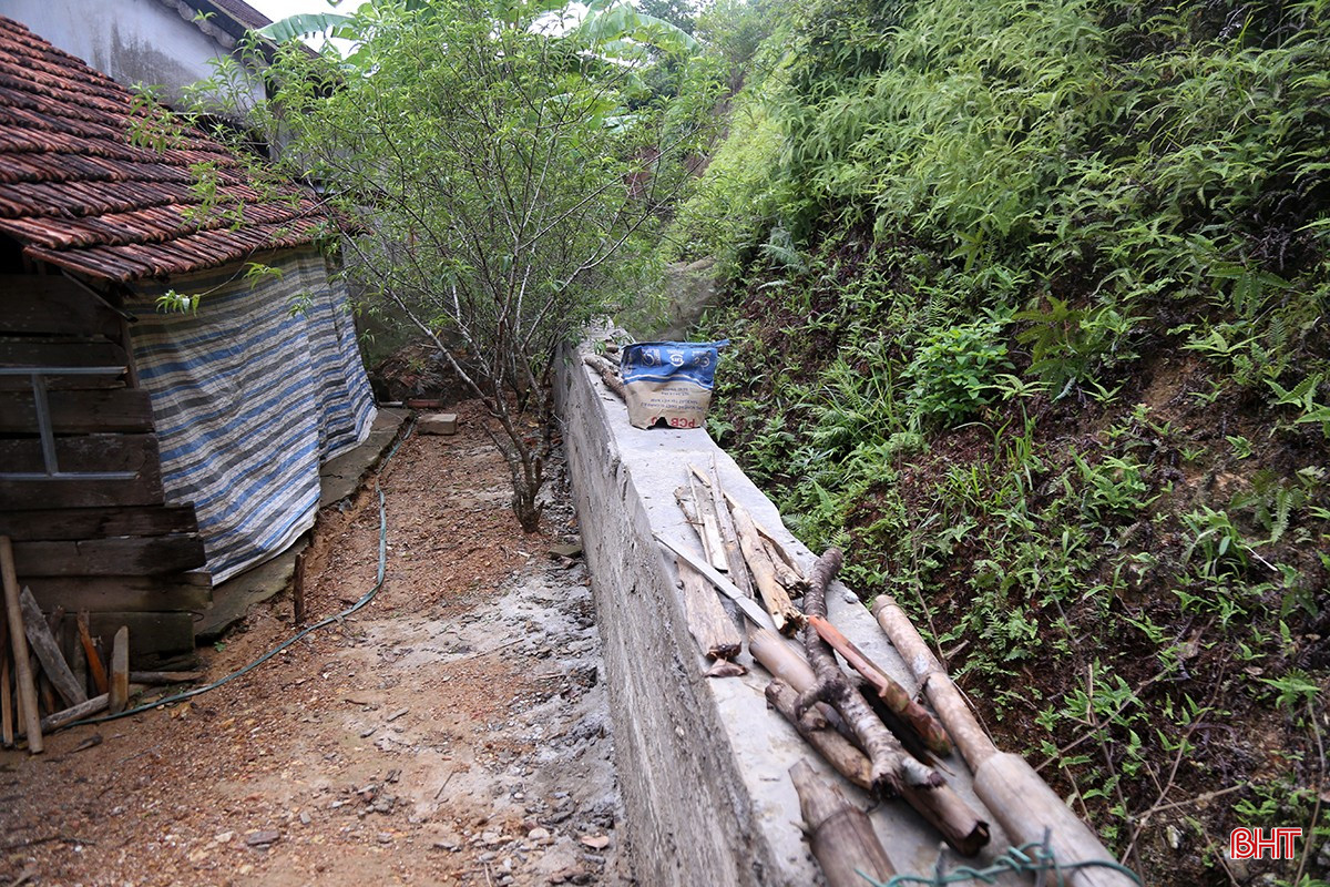Husholdninger i Son Giang kommune bygde støttemurer bak husene sine for å forhindre jordskred. bqbht_br_sat-lo-01.jpg