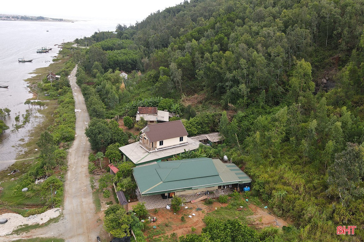 Husholdninger som bor ved foten av Nam Gioi-fjellet i Tan Phong-landsbyen i Thach Khe-kommunen – der et jordskred gikk i 2020 – er alltid bekymret hver gang det er langvarig kraftig regn. bqbht_br_sat-lo-02b.jpg