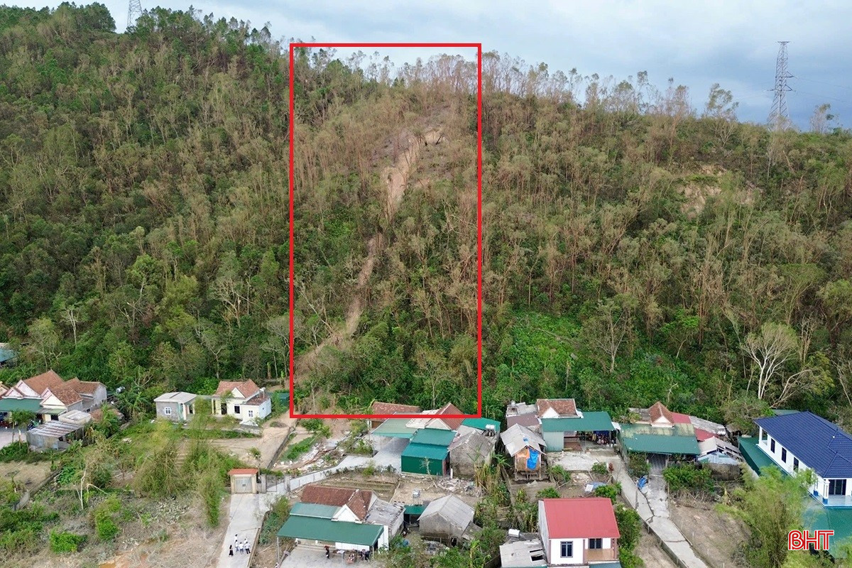 En stor sprekk i Chua-fjellet truer husene ved foten av fjellet i boligområdet Xuan Lam 1 i Bac Hong Linh-distriktet i Ha Tinh-provinsen. bqbht_br_sao-lo-2.jpg