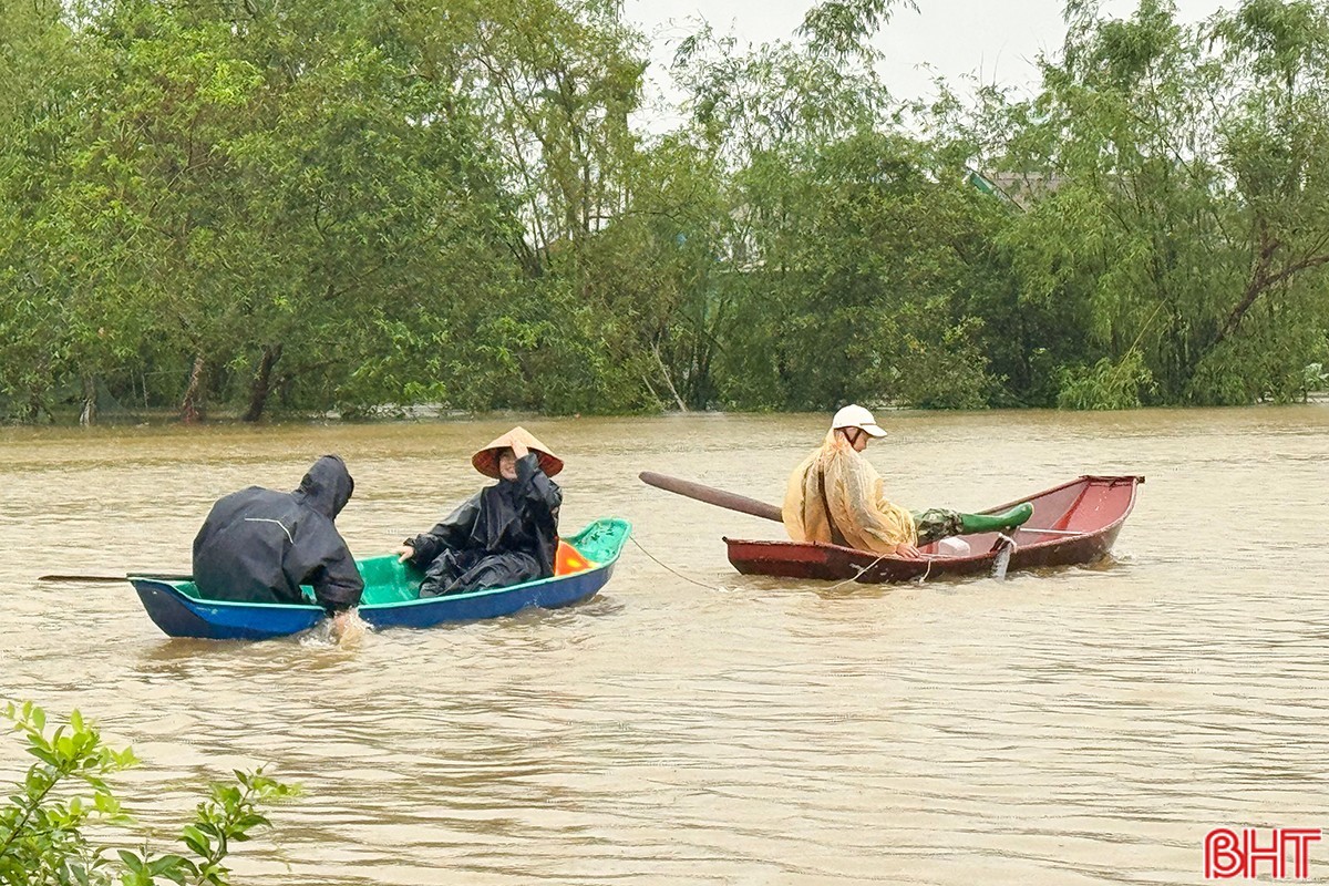 Nhiều tuyến đường bị ngập lụt, chia cắt, người dân phải di chuyển bằng thuyền. image-1.jpg