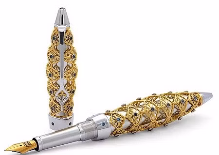 Cận cảnh cây bút máy Jack Row Jaali với các họa tiết thiết kế lấy cảm hứng từ nghệ thuật tôn giáo của đạo Hồi. Những họa tiết này được tạo thành từ 18 cara vàng ròng và bạch kim. Giá của nó hiện tại là 29.000 bảng Anh (tương đương hơn 1 tỉ VND).