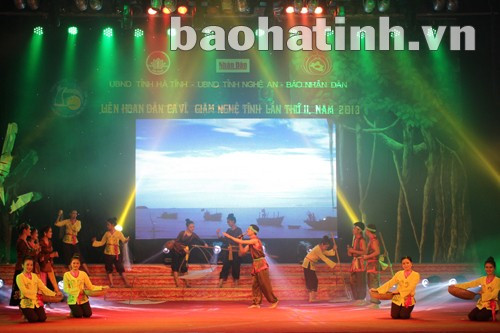 Liên hoan dân ca ví, giặm Nghệ Tĩnh lần thứ II năm 2013. Ảnh: Anh Hoài Liên hoan dân ca ví, giặm Nghệ Tĩnh lần thứ II năm 2013. Ảnh: Anh Hoài