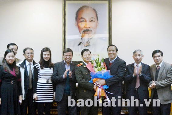 Bí thư Tỉnh ủy Nguyễn Thanh Bình và lãnh đạo tỉnh tặng hoa chúc mừng Thiếu tướng Trần Xuân Đức...