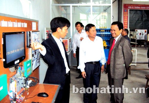 Các cơ sở dạy nghề không ngừng nâng cấp cơ sở vật chất, thiết bị giảng dạy. Các cơ sở dạy nghề không ngừng nâng cấp cơ sở vật chất, thiết bị giảng dạy.