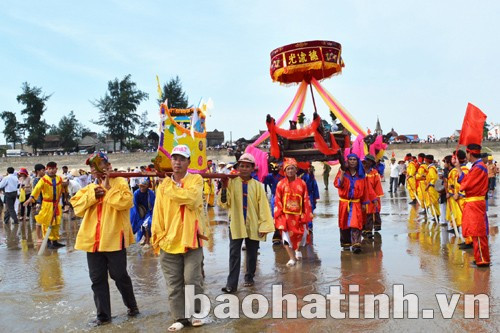 Lễ hội cầu ngư tại làng biển Nhượng Bạn. Ảnh: Giang Nam Lễ hội cầu ngư tại làng biển Nhượng Bạn. Ảnh: Giang Nam