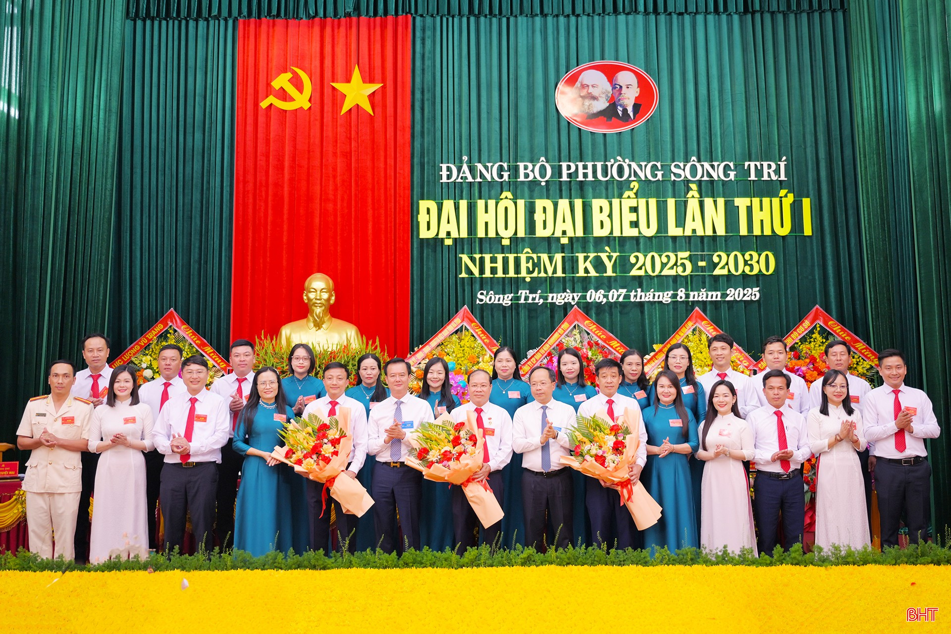 Lãnh đạo tỉnh tặng hoa chúc mừng Ban Chấp hành Đảng bộ phường Sông Trí nhiệm kỳ mới. bqbht_br_dsc-1777-1.jpg