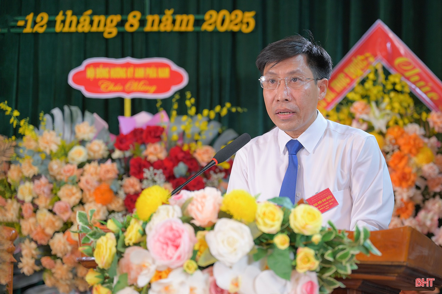 Bí thư Đảng ủy, Chủ tịch HĐND xã Kỳ Khang Hoàng Anh Đức trình bày dự thảo báo cáo chính trị. Bí thư Đảng ủy, Chủ tịch HĐND xã Kỳ Khang Hoàng Anh Đức trình bày dự thảo báo cáo chính trị.