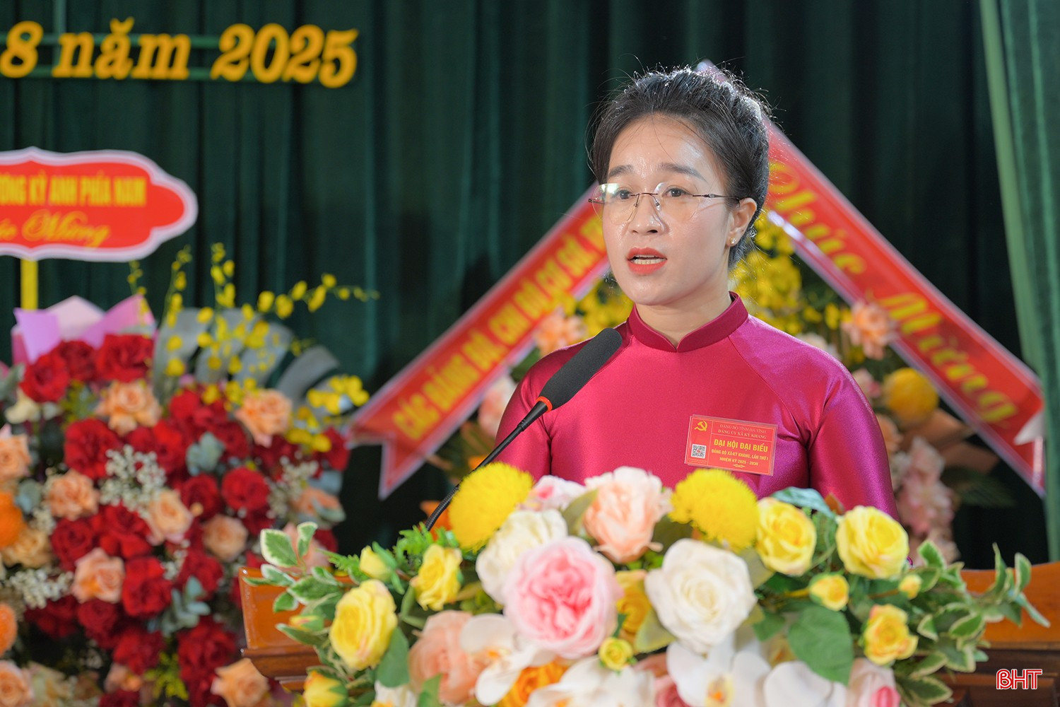 Đảng viên Nguyễn Thị Hường - Phó Trưởng ban Xây dựng Đảng xã Kỳ Khang tham luận tại đại hội. Đảng viên Nguyễn Thị Hường - Phó Trưởng ban Xây dựng Đảng xã Kỳ Khang tham luận tại đại hội.