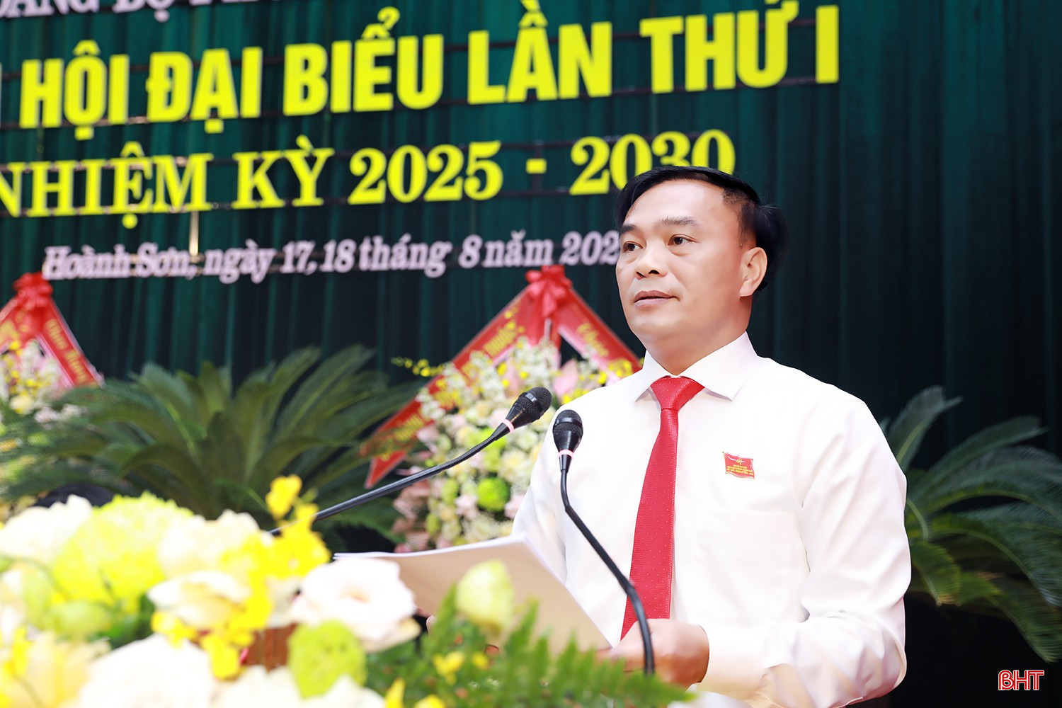 Đồng chí Phạm Văn Hùng - Phó Bí thư Thường trực Đảng uỷ phường Hoành Sơn trình bày báo cáo chính trị tại đại hội. bqbht_br_ag7a0439.jpg