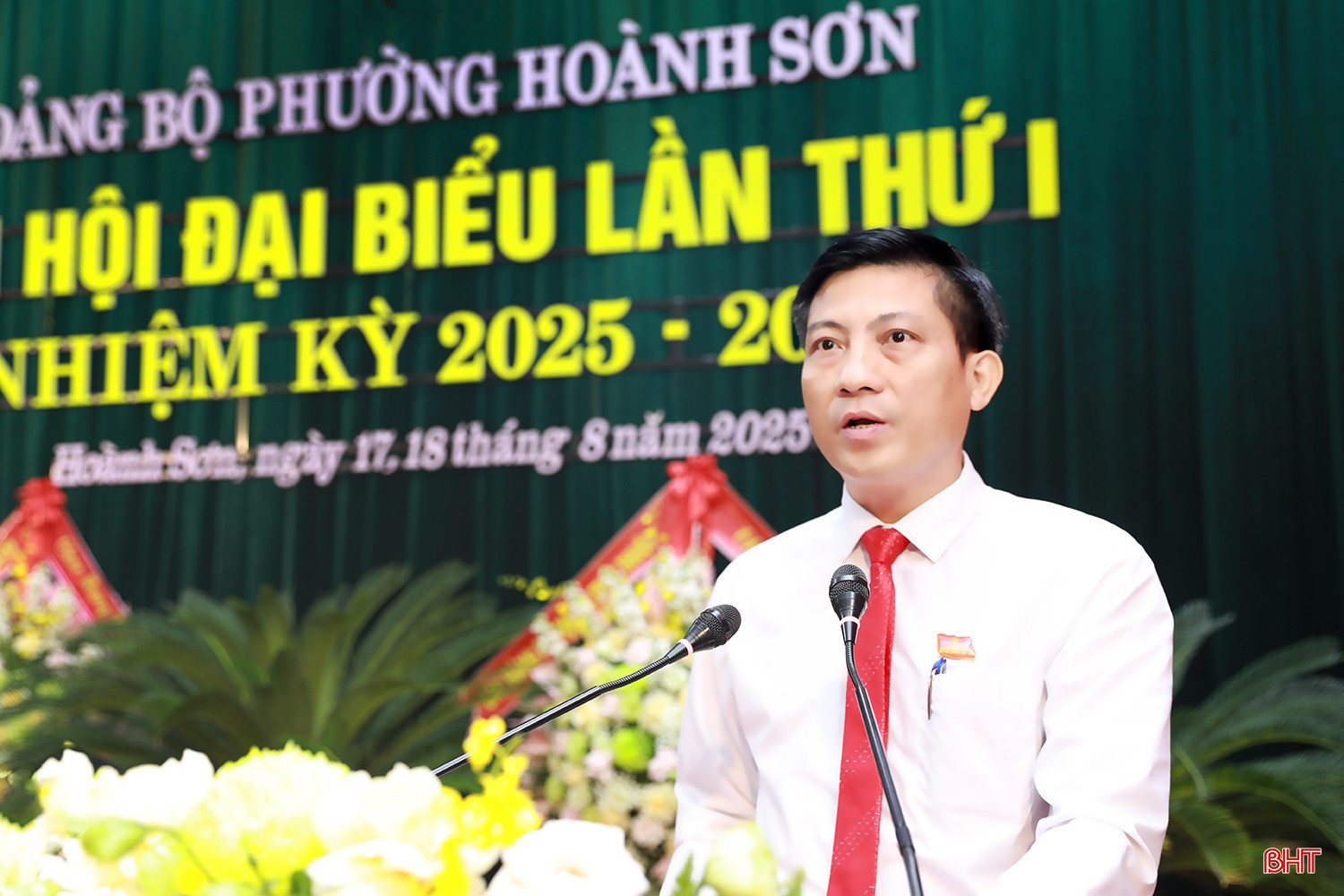 Đồng chí Trần Quang Hạnh - Phó Chủ tịch UBND phường Hoành Sơn trình bày tham luận tại đại hội. bqbht_br_ag7a0468.jpg