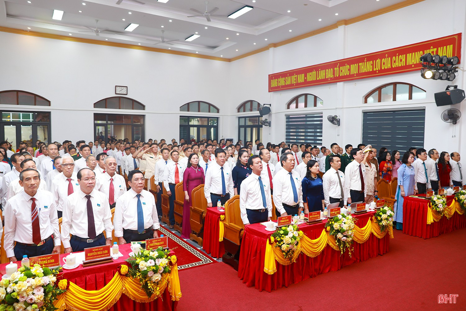 Đại biểu tham dự đại hội thực hiện nghi lễ chào cờ. bqbht_br_ag7a0393.jpg