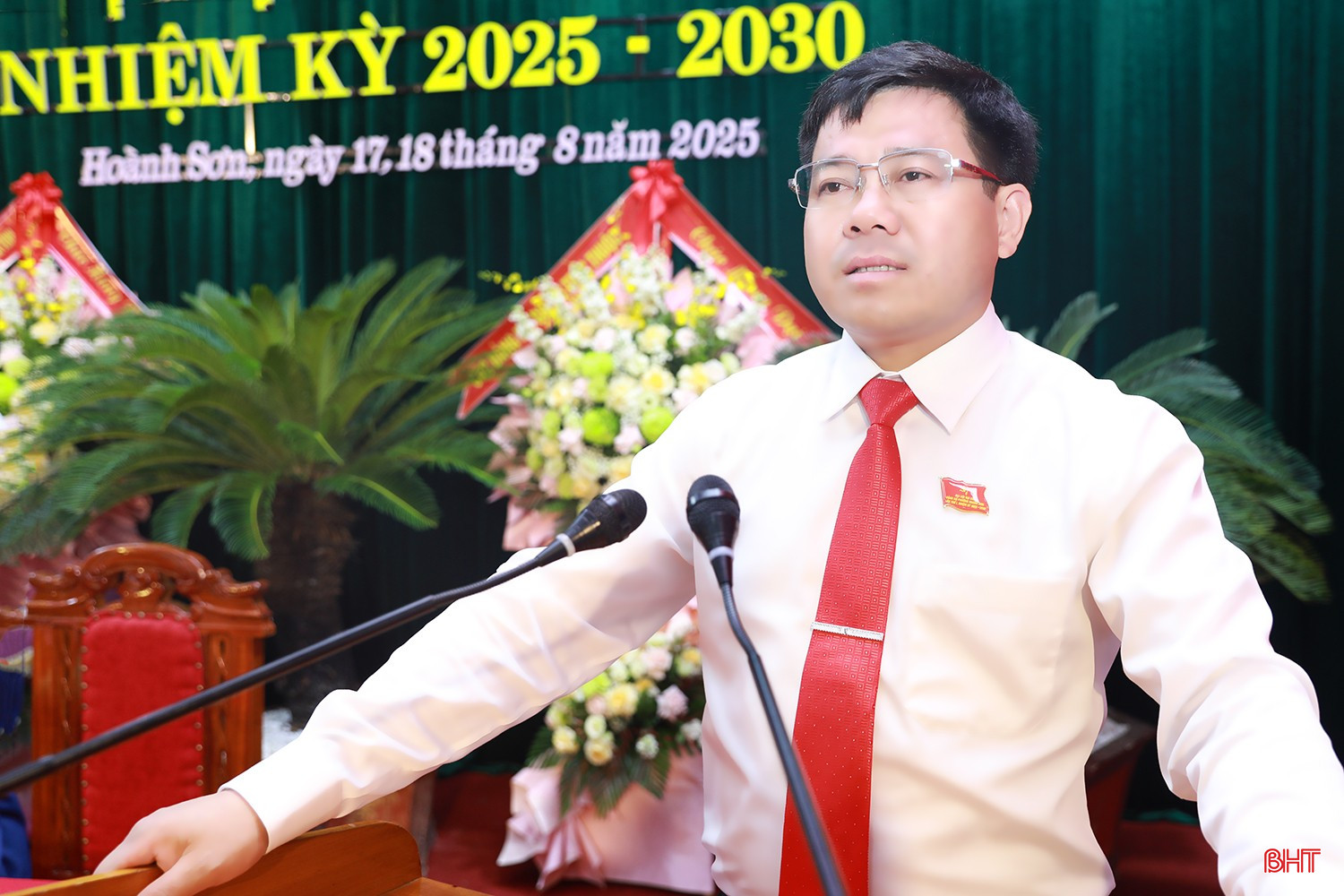 Đồng chí Nguyễn Hồng Cương - Phó Bí thư Đảng ủy, Chủ tịch UBND phường Hoành Sơn khai mạc đại hội. bqbht_br_ag7a0505.jpg
