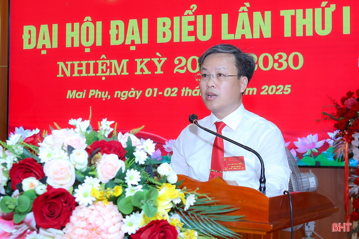 Đồng chí Bùi Quang Hiếu - Bí thư Đảng ủy, Chủ tịch HĐND xã trình bày dự thảo báo cáo chính trị. bqbht_br_img-9867.jpg