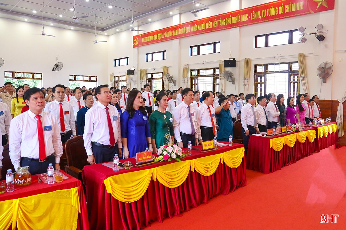 Đại biểu thực hiện nghi lễ chào cờ. bqbht_br_img-9749.jpg