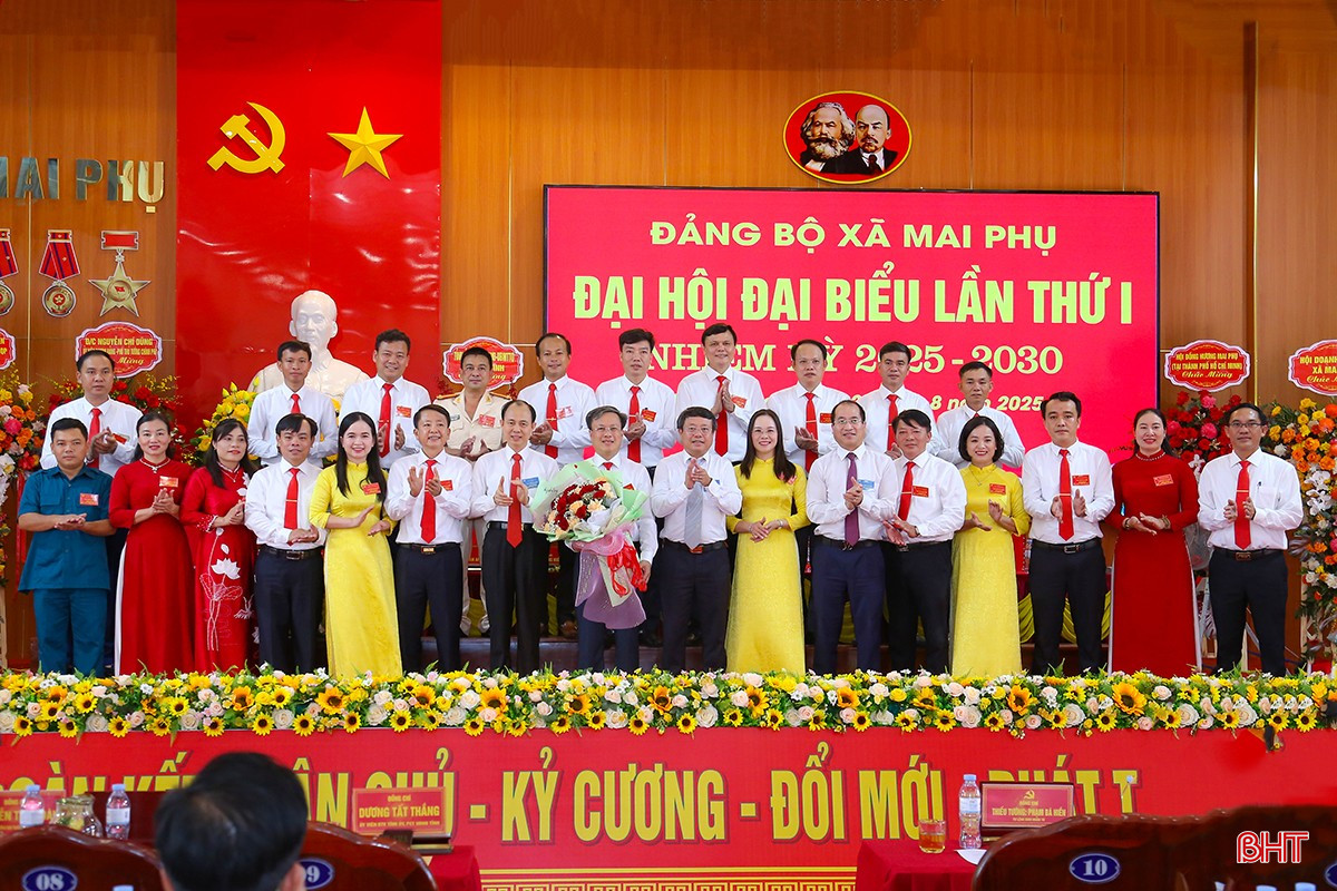 Lãnh đạo tỉnh tặng hoa chúc mừng BCH Đảng bộ xã Mai Phụ nhiệm kỳ mới. bqbht_br_img-9950-7395.jpg