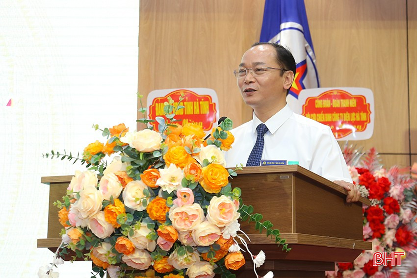 Phó Bí thư chuyên trách Đảng ủy UBND tỉnh Nguyễn Thiều Quang đề nghị Đảng bộ Công ty Điện lực Hà Tĩnh tập trung thực hiện các nhiệm vụ đột phá, chú trọng số hóa hoạt động, đảm bảo an ninh năng lượng, cấp điện ổn định phục vụ sản xuất và sinh hoạt của Nhân dân, đáp ứng nhu cầu phát triển kinh tế, chính trị, xã hội của tỉnh Hà Tĩnh. bqbht_br_img-3983.jpg