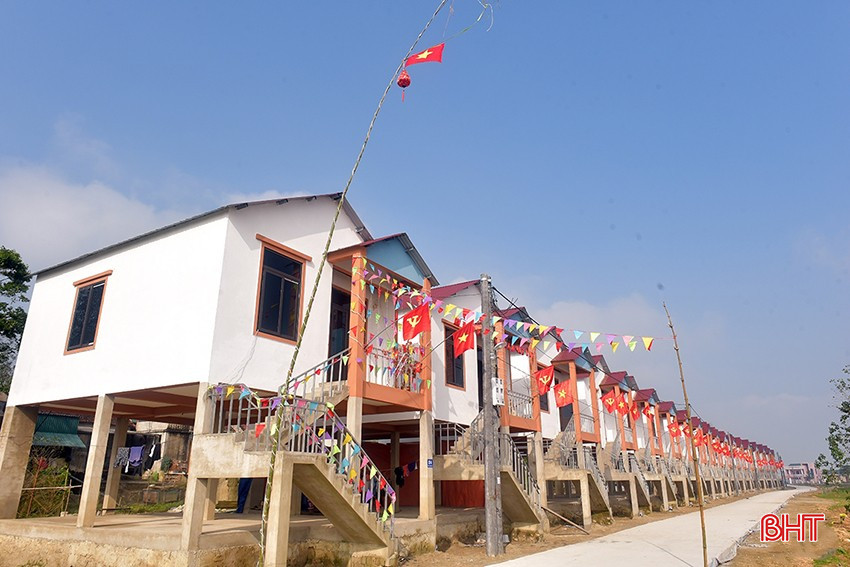 Những ngôi nhà khang trang mang lại cuộc sống mới cho người dân làng vạn chài thôn Tiền Phong, xã Quang Vĩnh. bqbht_br_122d4232444t30259l0.jpg