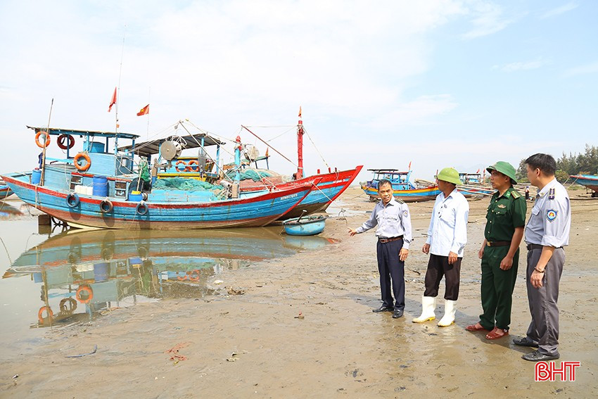 Một số tàu cá kẻ vẽ chưa đúng quy cách, màu sơn và vạch kẻ bị mờ. bqbht_br_img-0044.jpg