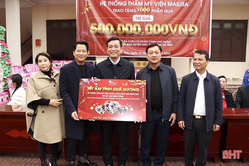 Vợ chồng doanh nhân Hoàng Kim Khánh và Phan Thị Mai trao biểu trưng hỗ trợ cho huyện Đức Thọ. bqbht_br_110d6144619t6644l1-80d6130404t87308l0.jpg